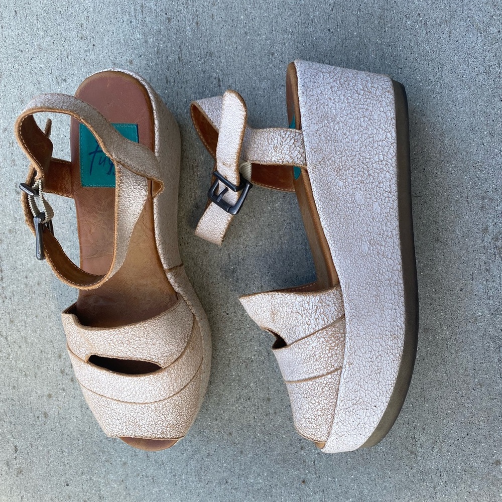 Fugu Malibu platform shoes